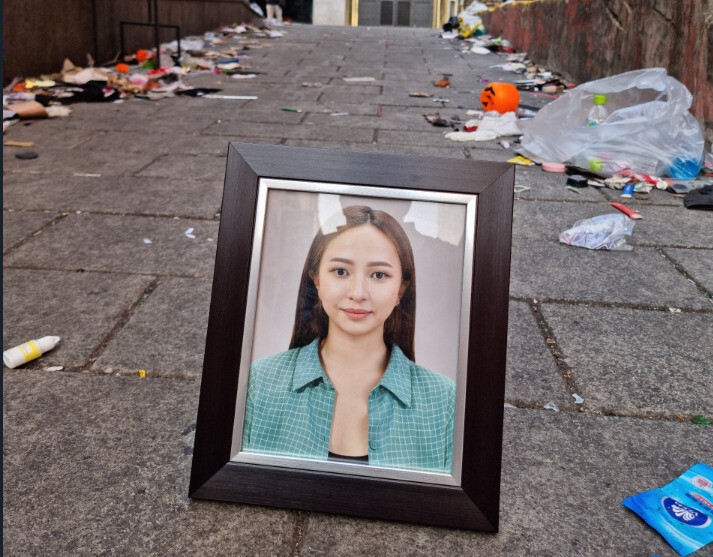 지난 1일 ‘이태원 참사’ 현장에 놓인 희생자 율리아나 박의 사진. 이날 유족과 지인은 사진을 현장에 놓고 주검이 있는 병원으로 이동했다. 유족 아르투르 박씨 제공