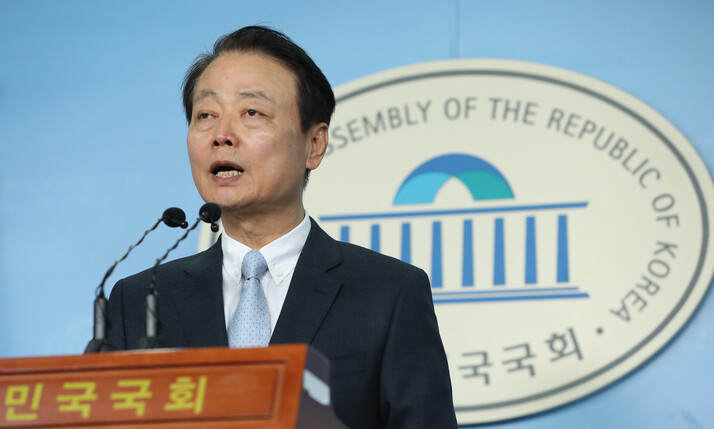 한선교 미래한국당 대표가 7일 국회 정론관에서 기자회견을 열고 있다. 연합뉴스