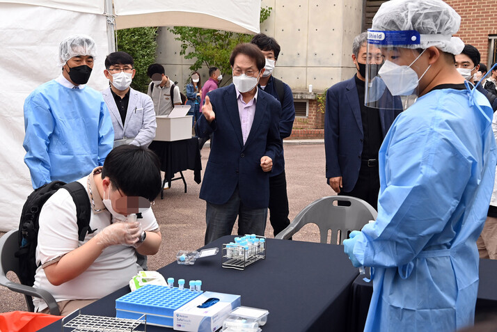 조희연 서울시교육감이 28일 오전 ‘학교 신속 PCR검사 시범사업 운영소’가 마련된 서울 종로구 동성고등학교를 방문해 신속 검사 과정을 살펴보고 있다. 사진공동취재단