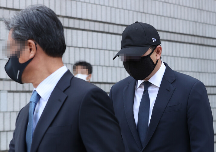여성의 신체를 촬영해 동의 없이 유포한 혐의로 재판에 넘겨진 종근당 이장한 회장의 아들 이아무개(33)씨가 12일 오전 서울 서초구 중앙지법에서 열린 선고공판을 마친 뒤 법원을 나서고 있다. 연합뉴스
