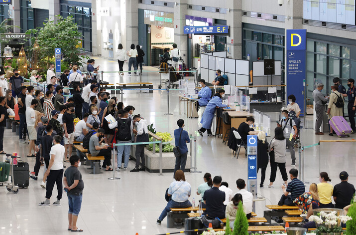 신종 코로나바이러스 감염증(코로나19) 사태로 축소됐던 인천국제공항의 국제선 운항이 이달 8일부터 정상화된다. 3일 인천국제공항 제1터미널 입국장이 해외 입국자와 환영객으로 붐비고 있다. 연합뉴스