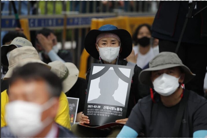 19일 오후 서울 중구 서울고용노동청 본청 앞에서 중대재해 노동자 합동추모제가 열렸는데, 한 참가자가 올해 산재로 숨진 노동자의 영정을 들고 있다. 이정아 기자 leej@hani.co.kr