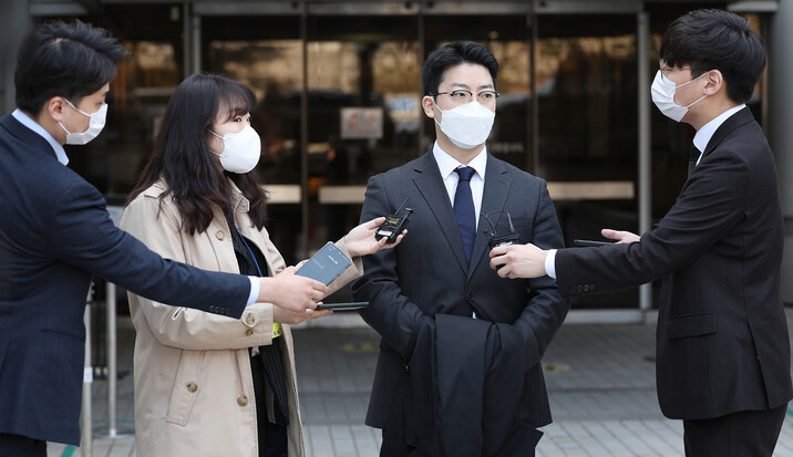 29일 오전 서울 서초구 서울중앙지법에서 음주 전과를 지닌 채 음주운전으로 대만인 유학생 쩡이린을 치어 숨지게 한 50대 남성에 대한 파기환송심 선고가 끝난 뒤 피해자 쪽 우윤식 변호사가 취재진 질문에 답하고 있다. 연합뉴스