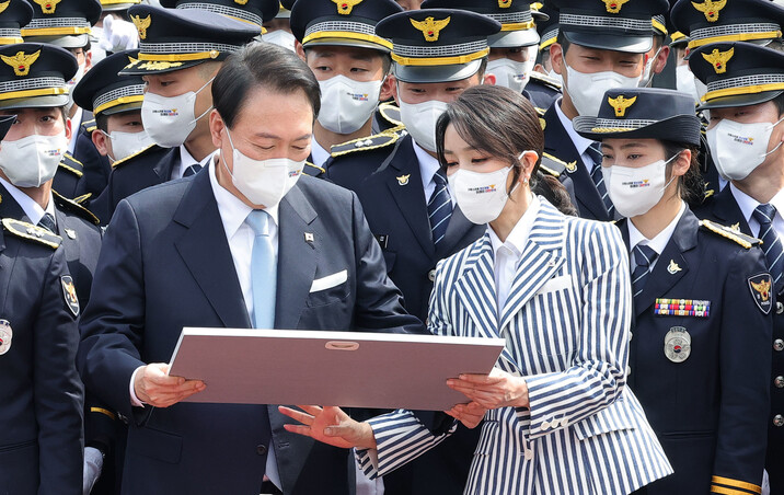 윤석열 대통령과 김건희 여사가 지난 19일 충청북도 충주 중앙경찰학교 대운동장에서 열린 중앙경찰학교 310기 졸업식에서 졸업생들에게서 받은 선물을 보고 있다. 대통령실사진기자단