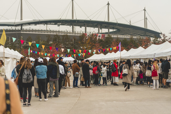 지난 11월 2~3일 서울 마포구 문화비축기지에서 열린 국내 최대 비건문화 축제 ‘제7회 비건 페스티벌’ 현장. 비건 아이스크림 가게 앞에 줄 선 사람들. 비건페스티벌 코리아 제공