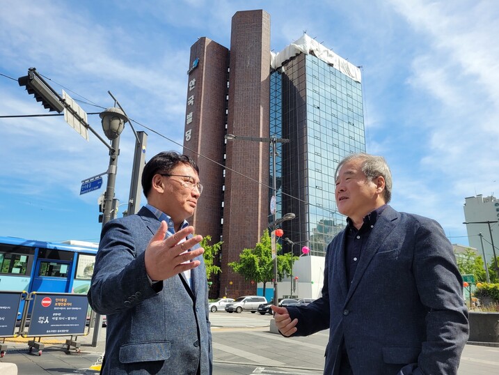 1988~89년 한겨레신문 창간사무국이 있었던 안국빌딩 앞에서 과거 입주 시절을 회고하는 서형수 전 대표이사와 김형배 전 논설위원.