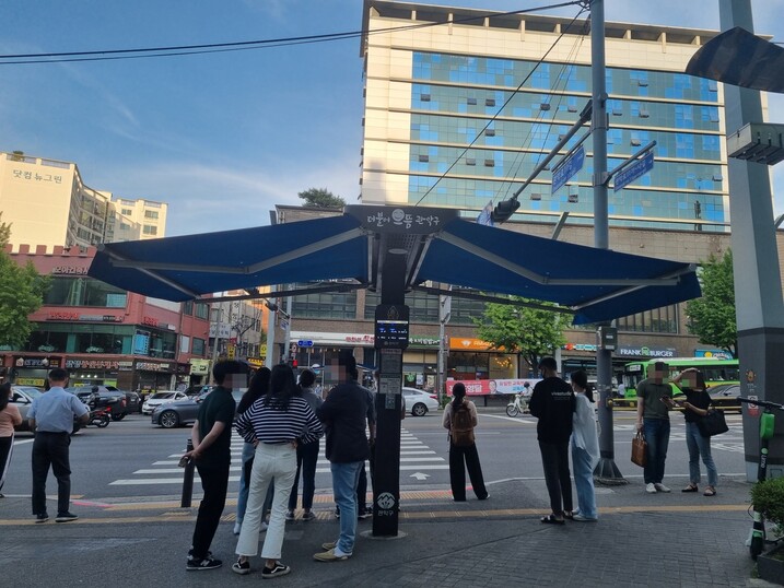 일조량과 바람 세기 등에 따라 자동으로 펴지고 접히는 서울 관악구의 강감찬 스마트 그늘막. 관악구 제공