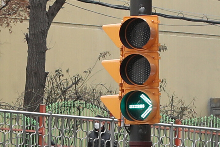 서울 동작구 신상도초등학교 사거리에 설치된 우회전 신호등에 녹색 화살표 등이 켜져 있다. 신소영 기자 viator@hani.co.kr