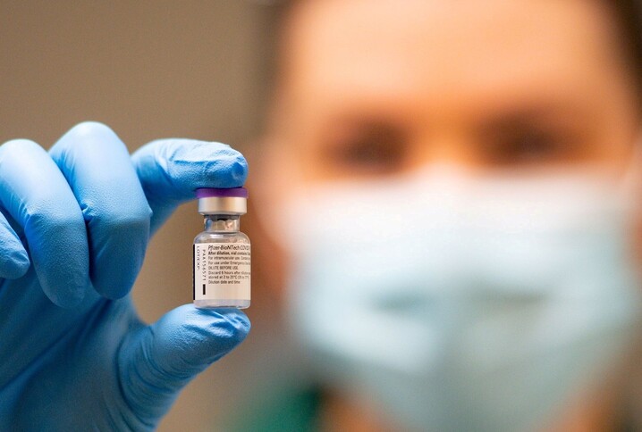 한 간호사가 화이자의 코로나19 백신을 들고 있다. 로이터 연합뉴스