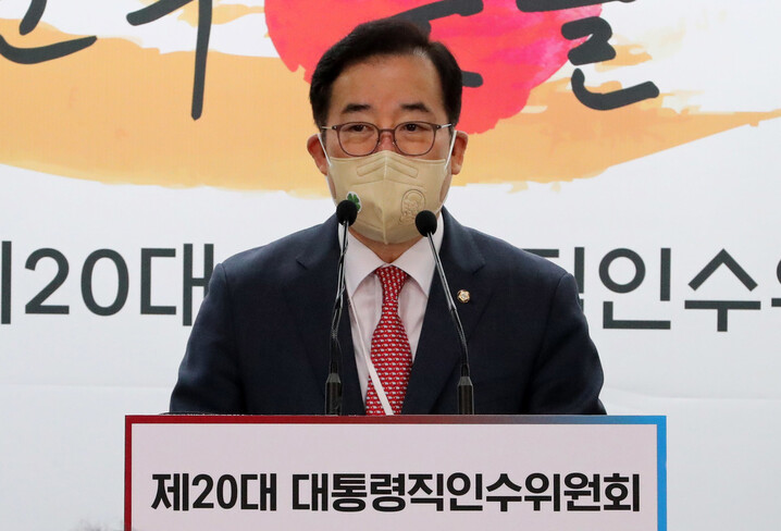 지난해 4월26일 대통령직인수위원회 과학기술교육분과 간사를 맡은 박성중 국민의힘 의원이 ‘미디어혁신위원회’ 설치 등 미디어 분야 국정과제를 발표하고 있다. 공동취재사진