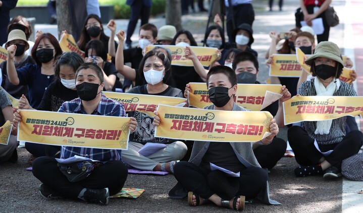 지난 6월21일 한국기독교교회협의회 정의평화위원회가 서울 용산 대통령 집무실 인근 전쟁기념관 앞에서 발달장애인과 그 가족들을 위한 추모예배를 하고, 발달장애인 24시간 지원 체계 구축을 촉구하고 있다. 강창광 선임기자 chang@hani.co.kr