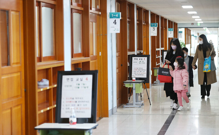 지난 2일 오전 대구 동구 동대구초등학교에서 열린 2023학년도 신입생 예비소집에서 신입생과 학부모들이 면접 교실을 찾아가고 있다. 연합뉴스