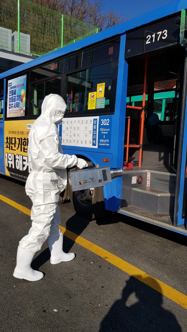 23일 오전 경기도 성남시 방역요원들이 서울 송파구 확진자가 출퇴근했던 시내버스에서 방역작업을 벌이고 있다. 성남시 제공