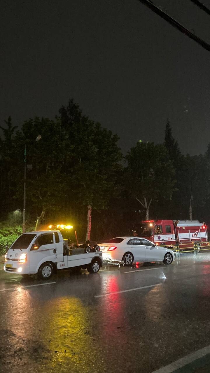 9일 새벽 2시20분께 서울 서초동 서울고등학교 정문 앞에 침수로 시동이 꺼진 승용차을 견인차가 끌어내고 있다. 김남일 기자