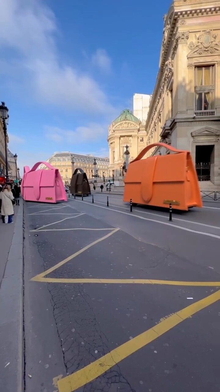 프랑스 파리 시내를 자동차처럼 돌아다니는 자크뮈스 가방 영상. 자크뮈스 에스엔에스 갈무리