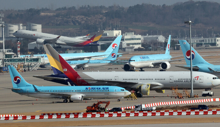 인천국제공항에 대한항공과 아시아나항공 여객기들이 서 있다. 인천공항/연합뉴스