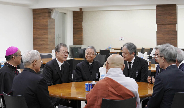 문재인 대통령이 30일 오전 부산 수영구 남천성당에 마련된 모친 강한옥 여사의 빈소를 조문한 7대 종단 지도자들과 대화하고 있다.