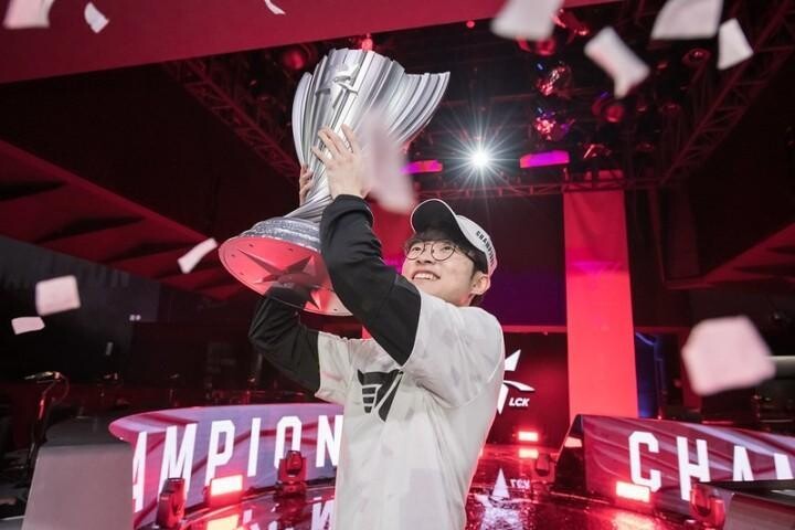 2020 엘시케이(LCK) 스프링 우승컵을 들어 올리는 ‘페이커’ 이상혁. 라이엇게임즈