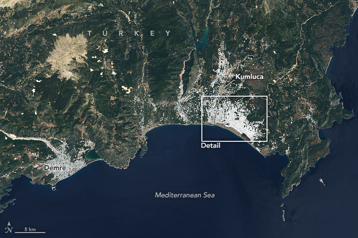 터키 남서부의 온실 재배 지역. 왼쪽이 뎀레, 오른쪽이 쿰루카다. 2021년 5월19일 랜드샛 위성으로 찍은 사진이다. 나사 제공