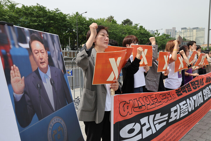 ‘여성가족부폐지저지공동행동’ 회원들이 10일 오전 서울 용산구 대통령실 앞에서 기자회견을 열고 ‘시국선언’을 하면서, 14가지 의제를 발표하며 구호를 외치고 있다. 김혜윤 기자 unique@hani.co.kr