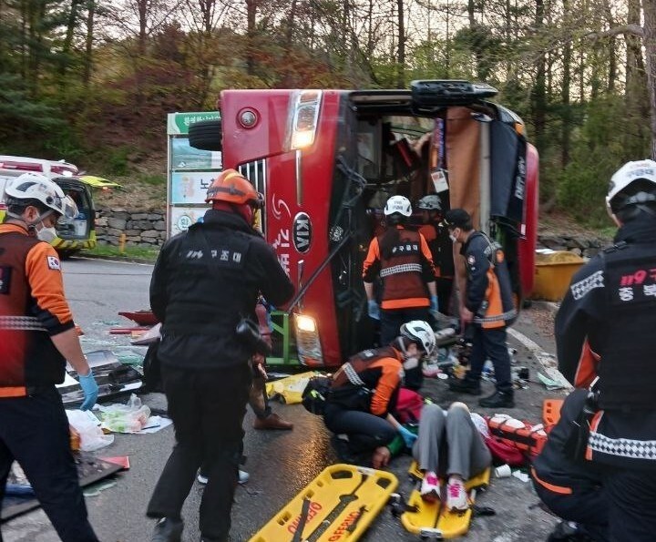 13일 오후 충북 충주시 수안보면 수안보파크호텔 인근에서 관광버스가 넘어져 119구조대원들이 승객을 구조하고 있다.소방청 제공