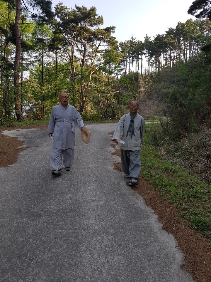 전북 남원 산내면 지리산 실상사에서 살아가는 필자 법인 스님(사진 오른쪽)과 각묵 스님(사진 왼쪽)