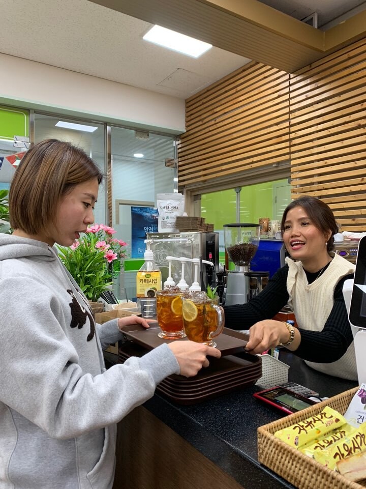 서울 광진구 카페오아시아 동부여성발전센터점 반말리 사장이 캄보디아티를 손님에게 내주고 있다. 그는 자신의 고국인 캄보디아의 차를 메뉴로 개발해 팔고 있다.