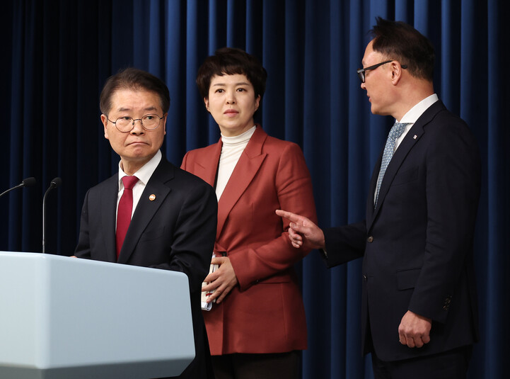 (왼쪽부터) 이정식 고용노동부 장관과 대통령실 김은혜 홍보수석, 안상훈 사회수석이 지난 20일 오후 서울 용산 대통령실 청사에서 ‘노조 회계' 공개 관련 브리핑을 하고 있다. 연합뉴스