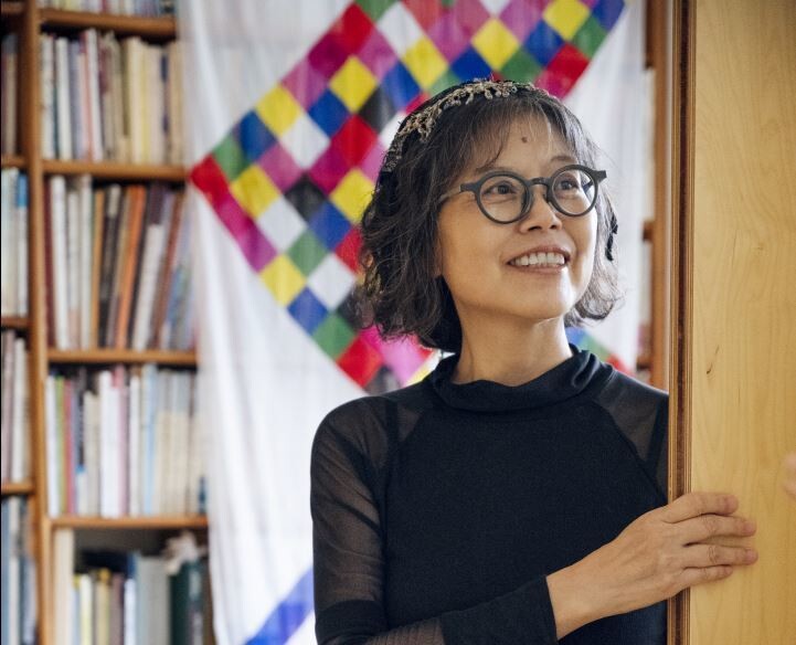 망친 선에서도 실마리를 찾아내 탐색선을 긋는 작가, 권윤덕. ‘위안부’ 피해 등 사회적 아픔을 외면하지 않고 그림책에 담아온 그가 말한다. “고발에 그쳐선 안 된다고 다짐해요. 보편적 가치를 담아내야 하고, 비극 속에서도 분명 존재했던 인간의 선한 의지에 주목해야 한다고요.” 사진=해란 작가