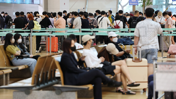 입국 전 코로나19 검사 의무가 폐지되면서 해외여행 예약이 증가하고 있는 14일 인천국제공항 1터미널 출국장에서 여행객들이 탑승 수속을 위해 기다리고 있다. 연합뉴스