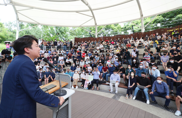 국민의힘 이준석 전 대표가 4일 오후 대구 중구 김광석 거리에서 당원들과 만나 발언하고 있다. 연합뉴스