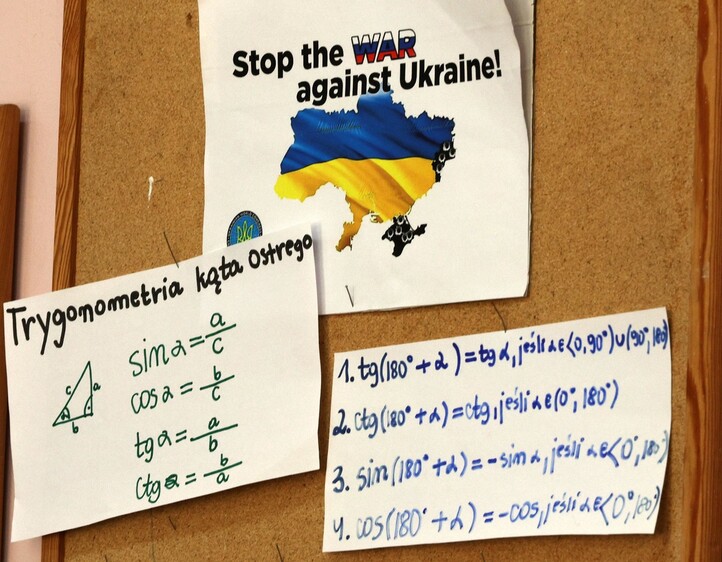 15일(현지시각) 오전 폴란드 프셰미실 제2 초·중등학교의 한 교실에 삼각함수 공식과 함께 우크라이나 전쟁 중단 촉구 종이가 붙어 있다. 프셰미실/김혜윤 기자 unique@hani.co.kr