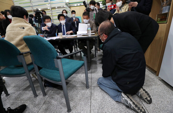 국회 환경노동위원회 소속 더불어민주당과 정의당 의원들이 26일 오후 정부세종청사 고용노동부에서지난 12일 대구 쿠팡 물류창고에서 근무 뒤 숨진 장덕준(27)씨 부모와 만났다. 이 자리에서 장씨의 아버지는 무릎을 꿇고 아들의 억울한 죽음을 밝혀달라고 호소했다. 연합뉴스