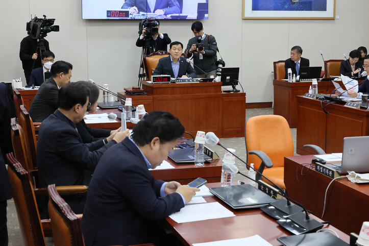 29일 오후 국회에서 열린 교육위원회 전체회의에서 김철민 위원장이 회의를 주재하고 있다. 연합뉴스