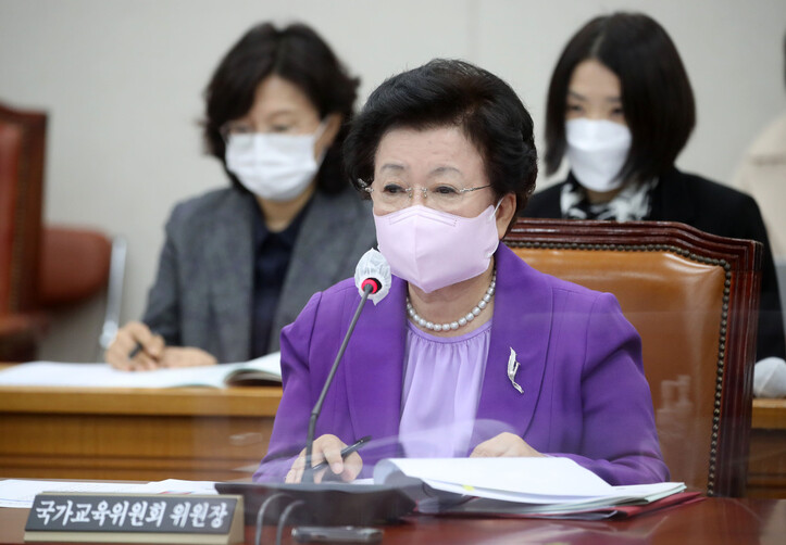 이배용 국가교육위원장이 17일 오전 국회 교육위원회에서 열린 국가교육위원회에 대한 국정감사에서 의원질의에 답변하고 있다. 연합뉴스