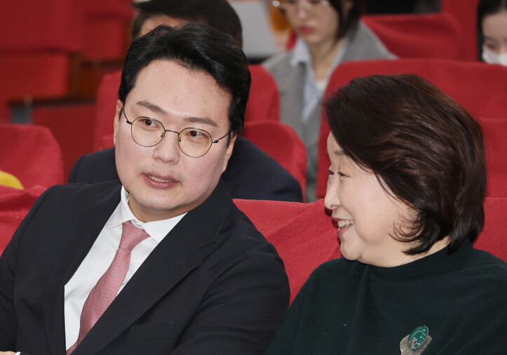 국민의힘 천하람 당대표 후보가 20일 오전 국회 의원회관에서 열린 초당적 정치개혁 의원모임 연속 간담회 ‘정치개혁, 청년정치인에게 듣는다’에서 정의당 심상정 의원과 대화하고 있다. 연합뉴스