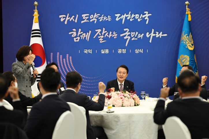 윤석열 대통령이 19일 서울 용산 국방컨벤션센터에서 열린 국민의힘 원외당협위원장 초청 오찬 간담회에서 함께 파이팅을 외치고 있다. 대통령실 제공