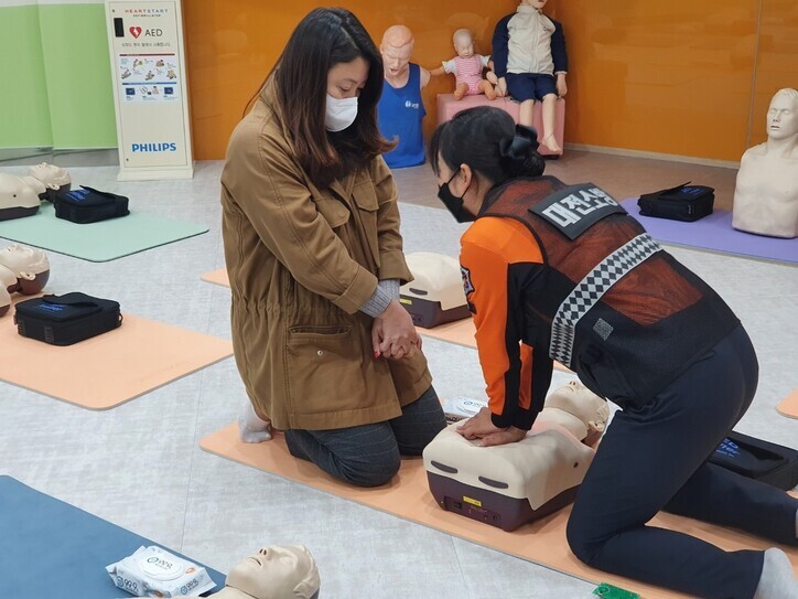 지난 11월2일 오후 대전 119시민체험센터에서 교관인 최정민 소방위가 기자에게 심폐소생술 시범을 보이고 있다. 최예린 기자