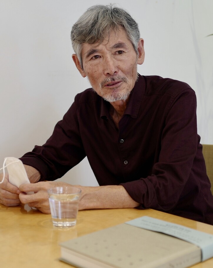지난 8일 경기도 파주 출판단지 돌베개 사옥에서 &lt;한겨레&gt;와 만나 이야기하는 화가 강요배씨.