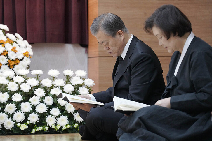 문재인 대통령과 김정숙 여사가 30일 오전 부산 남천성당에 마련된 모친 강한옥 여사의 빈소에서 연미사를 드리고 있다.