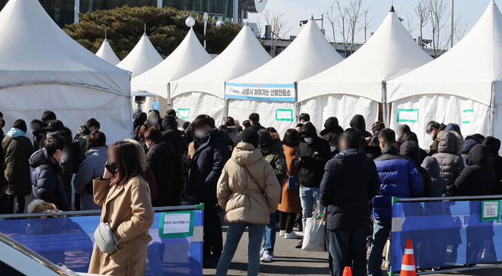 2일 오후 서울 강서구 김포공항 국내선 주차장에 설치된 ‘서울시 찾아가는 선별진료소'에서 시민들이 줄을 서있다. 연합뉴스