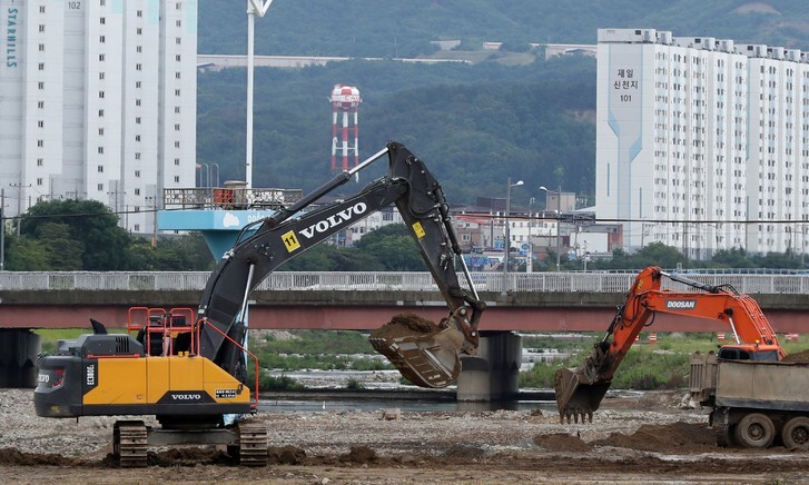 지난 6월 경북 포항시 남구 냉천 일대에서 작업자들이 중장비를 동원해 하천을 정비하고 있다. 연합뉴스
