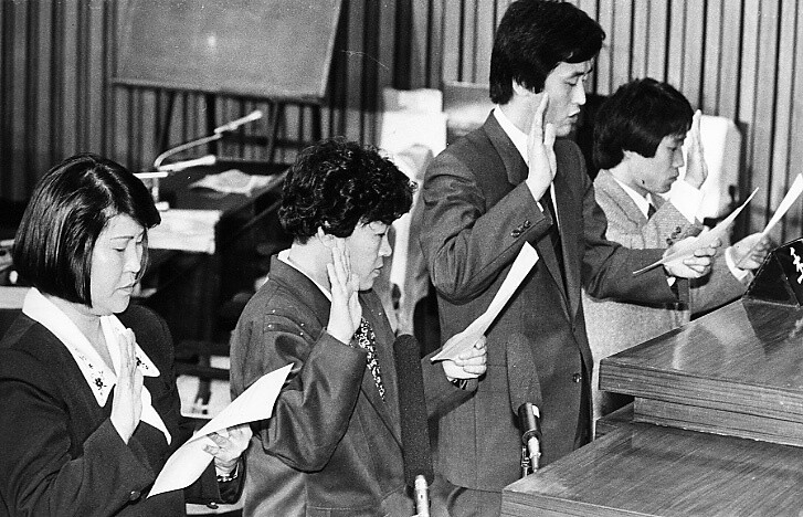 1989년 2월24일 국회에서 열린 광주특위 청문회에 출석해 증인 선서를 하고 있는 전옥주 선생(맨 왼쪽). &lt;한겨레&gt; 자료사진
