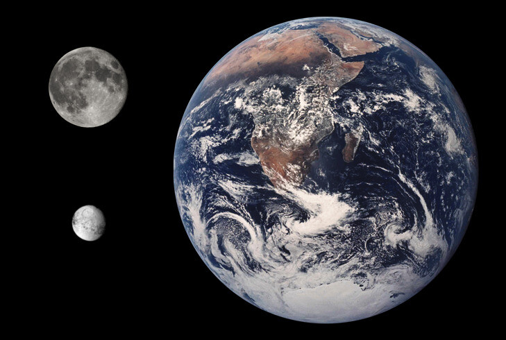 토성의 위성인 이아페투스(지름 1470km, 왼쪽 아래)의 크기를 지구, 달과 비교한 사진. 달 지름의 40%다. 위키미디어 코먼스