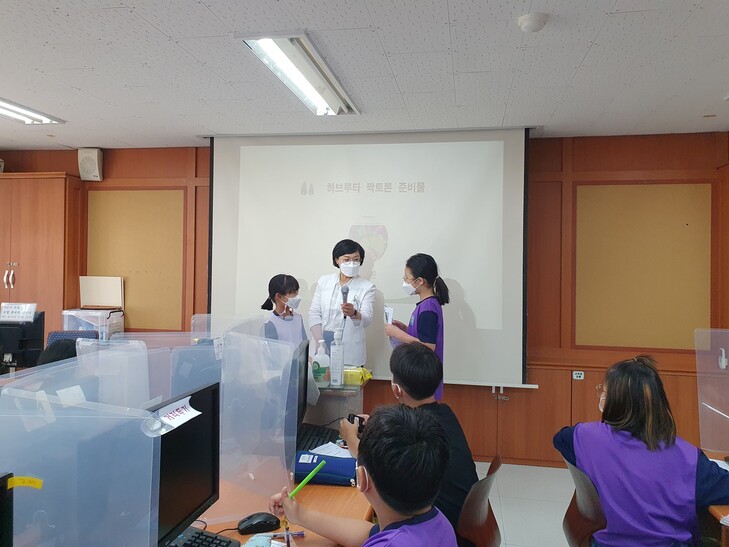 서울 용마초등학교 4학년9반 학생들이 짝과 질문을 주고받는 하브루타 독후활동을 하고 있다.