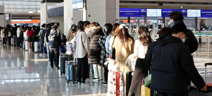 인천국제공항 제1터미널에 여행객들이 출국 수속을 밟기 위해 줄 서 있다. 연합뉴스