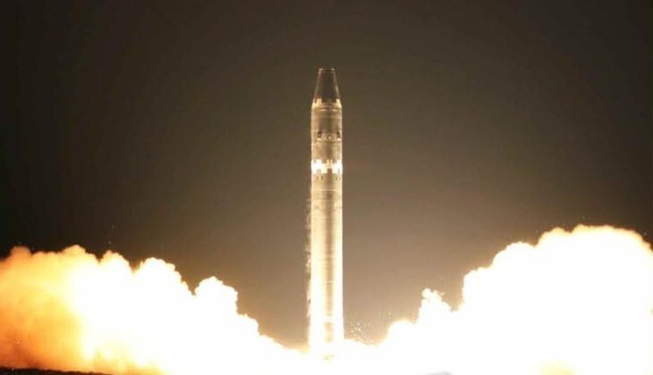 북한이 2017년 11월 대륙간탄도미사일(ICBM) ‘화성-15’형을 발사하고 있다. &lt;한겨레&gt; 자료사진