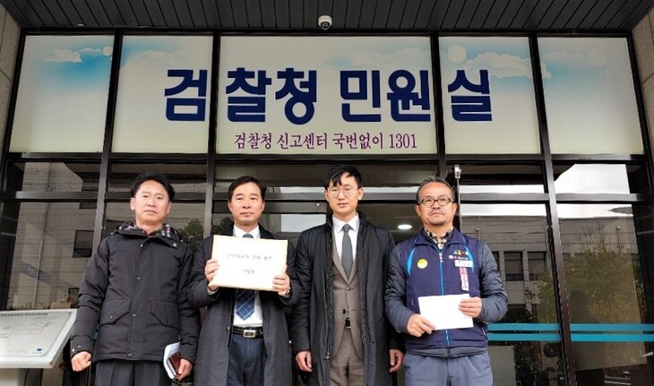 ‘진주의료원 강제폐업 진상조사위원회’는 28일 직권남용 등 혐의로 홍준표 전 경남지사를 창원지검에 고발했다.