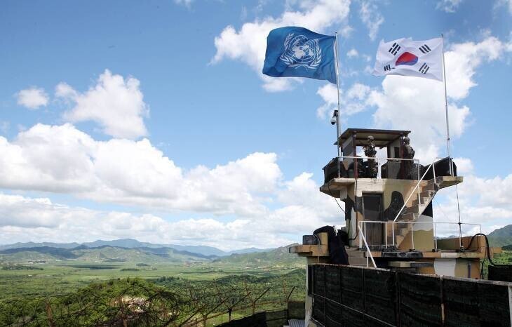 최전방 비무장지대(DMZ) 감시초소(GP)에 태극기와 푸른색의 유엔가 걸려 있다. 육군본부 누리집