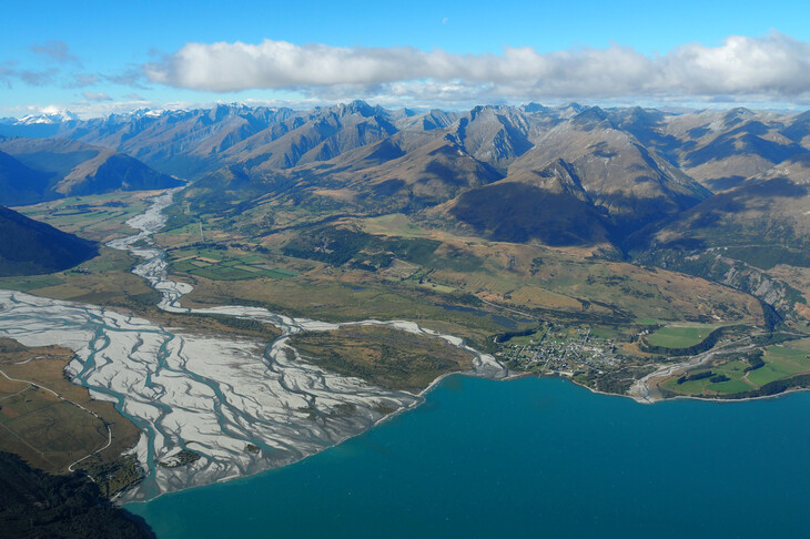 뉴질랜드가 금융계의 투자 활동이 기후변화에 끼치는 영향을 보고하도록 의무화하는 기후변화 관련 법안을 세계 최초로 마련했다. 뉴질랜드 남섬에 있는 빙하 호수인 와카티푸 호수 풍경. 로이터 연합뉴스